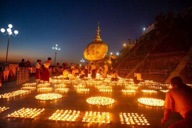 Myanmar 'da Altın Kaya Pagoda (Burma)