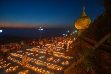 Myanmar 'da Altın Kaya Pagoda (Burma)