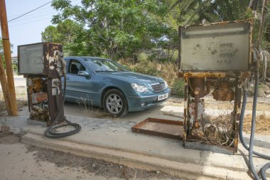Uzak bir köydeki eski bir benzin istasyonu..