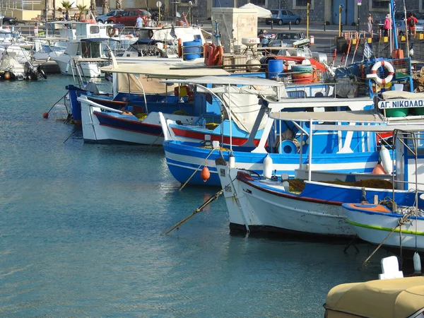 希腊克里特岛赫拉克利斯市港口的游艇 — 图库照片