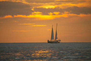 Orta Amerika, Kosta Rika 'nın Tamarindo Sahili' nde günbatımında yelkenli yatı...