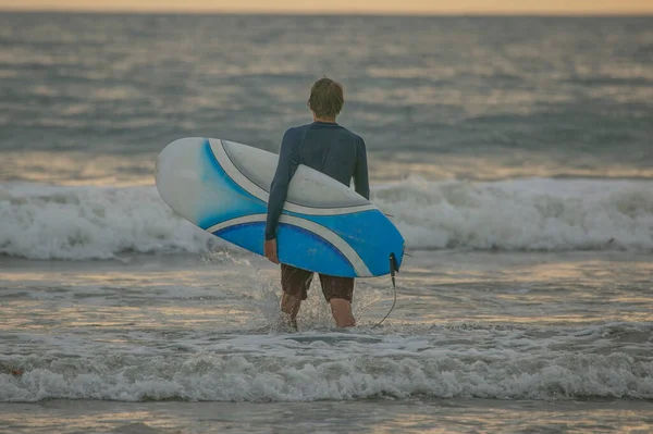 Серфер Пляже Тамариндо Коста Рике Пытается Научиться Серфингу — стоковое фото