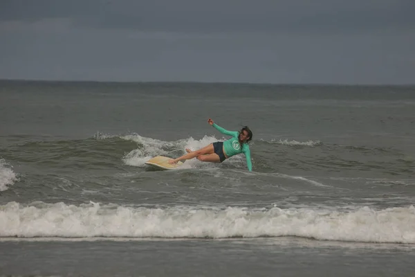 Surfista Tamarindo Playa Costa Rica Tratando Aprender Surf —  Fotos de Stock