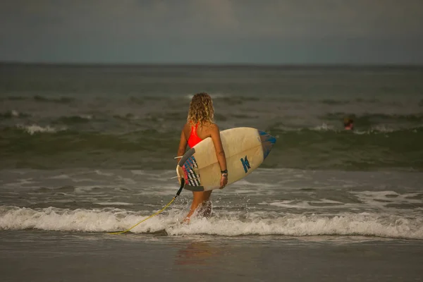 哥斯达黎加塔马林多海滩的冲浪手试图学习冲浪 — 图库照片