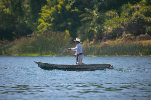 Pêcheur Lac Atitlan Guatemala — Photo