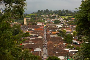 Güney Amerika, Kolombiya 'daki Solento Town' un ana caddesi.