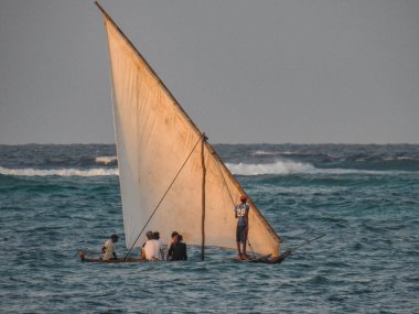 Tanzanya 'nın Zanzibar Adaları kıyısında Dhow adlı geleneksel yelkenli teknesi