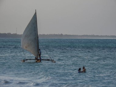 Tanzanya 'nın Zanzibar Adaları kıyısında Dhow adlı geleneksel yelkenli teknesi