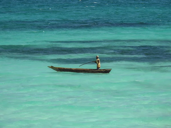 Rybář Pádlování Tradiční Malé Lodi Pobřeží Zanzibarských Ostrovů Tanzanie — Stock fotografie
