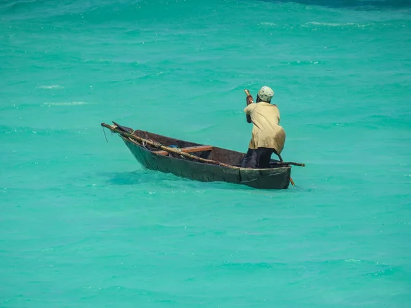 Pescador Remando Pequeño Barco Tradicional Costa Las Islas Zanzíbar Tanzania —  Fotos de Stock