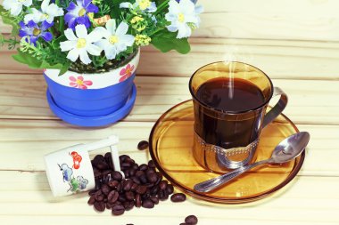 kahve ve kahve çekirdeği ile çiçek vazo 