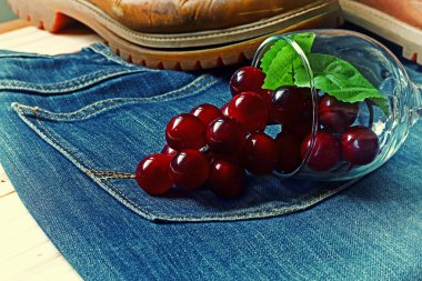 jean ve bot üzerinde kuru çiçekler .