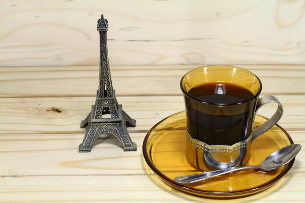 Coffee cup and Eiffel model — Stock Photo, Image