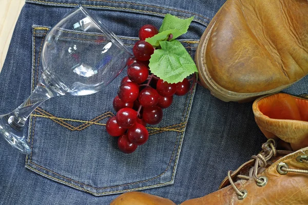 葡萄、靴子和玻璃在牛仔裤背景 — 图库照片