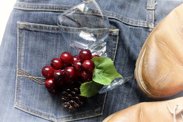 葡萄在牛仔裤、靴子和玻璃上。不折不扣的复古风格布鲁 — 图库照片