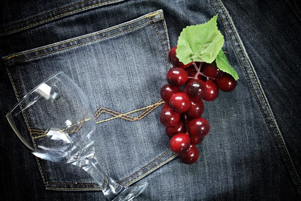 牛仔裤和玻璃上的葡萄  . — 图库照片