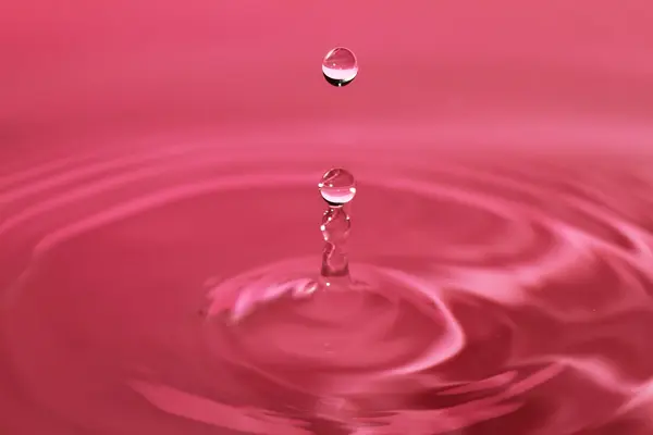 Pare a foto de ação da gota de água com reflexão — Fotografia de Stock
