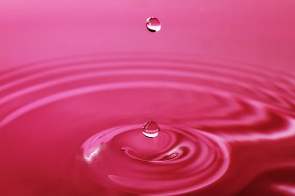 Pare a foto de ação da gota de água com reflexão — Fotografia de Stock