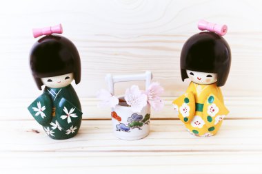 İki bebek Vintage retro resim stili ahşap arka plan Japonya 