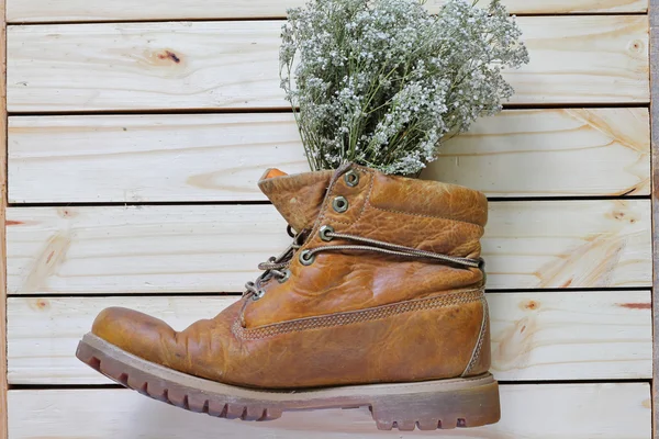 Flores secas en botas sobre fondo de madera  . —  Fotos de Stock
