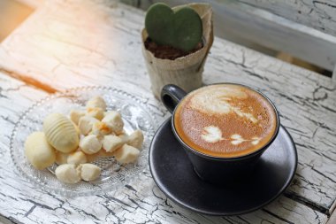 Kahve fincan kapuçino ve penceresinden yansıması ile Tay tanımlama bilgisi