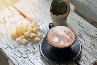 Kahve fincan kapuçino ve penceresinden yansıması ile Tay tanımlama bilgisi