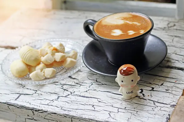 Tasse de café de cappuccino et biscuit thaïlandais avec réflexion de la fenêtre — Photo