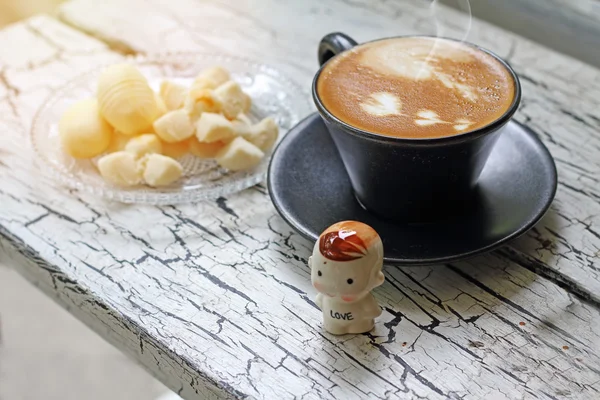 Xícara de café de cappuccino e biscoito tailandês com reflexo da janela — Fotografia de Stock