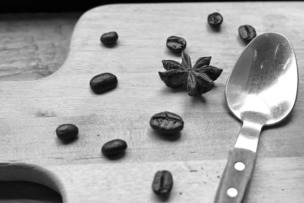 Coffee beans and dry flower cinnamon and spoon on wood backgroun — Stock Photo, Image