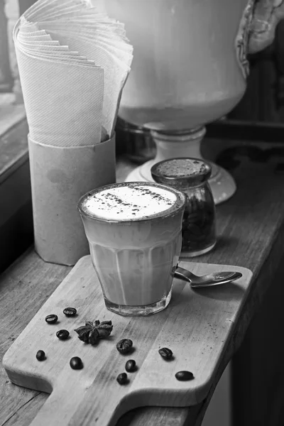 Tasse de café de cappuccino et grains de café  . — Photo