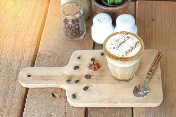 Xícara de café de cappuccino e cookie .effect suave foco estilo borrão e ruído . — Fotografia de Stock