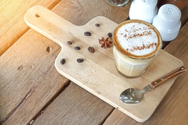 Xícara de café de cappuccino e cookie .effect suave foco estilo borrão e ruído . — Fotografia de Stock