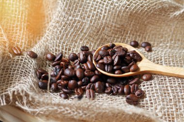 Tahta kaşık kahve çuval içinde belgili tanımlık geçmiş.