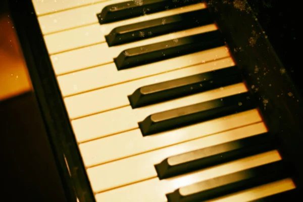 Fondo de teclado de piano con enfoque borroso. Imag tonificado de color cálido —  Fotos de Stock