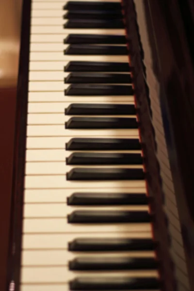 Фон фортепианной клавиатуры с размытым фокусом. Тёплый тонированный имаг — стоковое фото