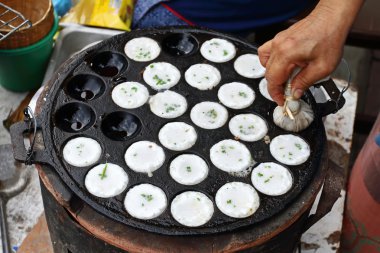 Tatlı ve tuzlu ızgara Hindistan cevizi-pirinç Hotcake pişirme işlemi