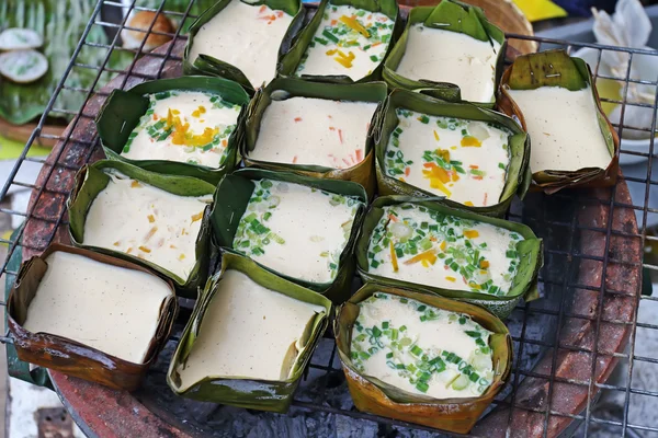 Estilo de tortilla tailandesa norte y contenedores de hojas de plátano en la gril —  Fotos de Stock