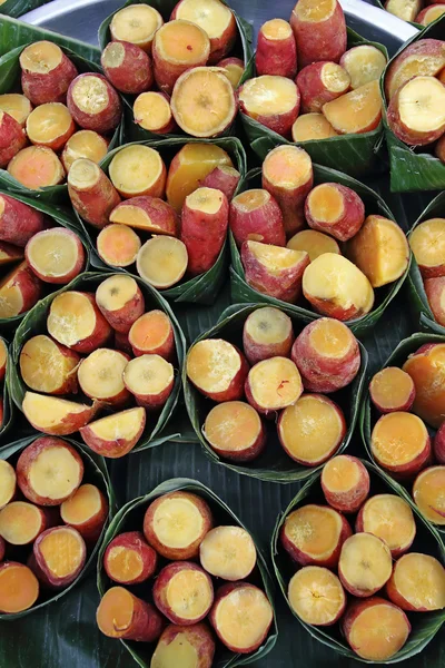 Deliciosa yuca hervida .at mercado tailandés —  Fotos de Stock