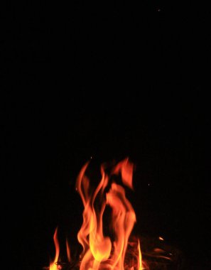 Kaptai 'deki göl manzarasının yanında kamp ateşi sanatı, chittagong. Alevler sanat olduğunda