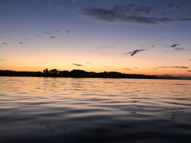Gün batımı nehir manzarası Kornofully nehrinde.