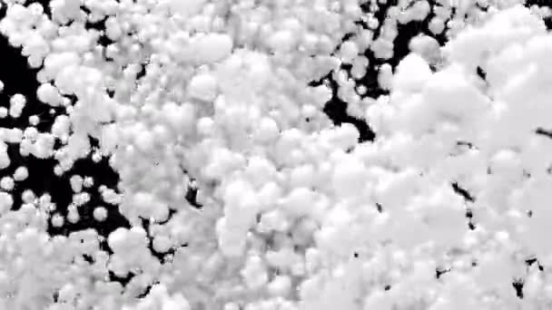 Explosão de bolhas - bolas de espuma branca balões esferas de explosão canal alfa — Vídeo de Stock