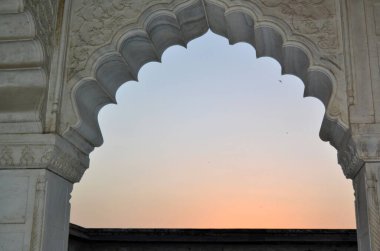 Hindistan, Agra, gün batımı Kızıl Kale 'nin kemerinde.