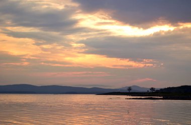 Gün batımı, göldeki güneşin yansıması.