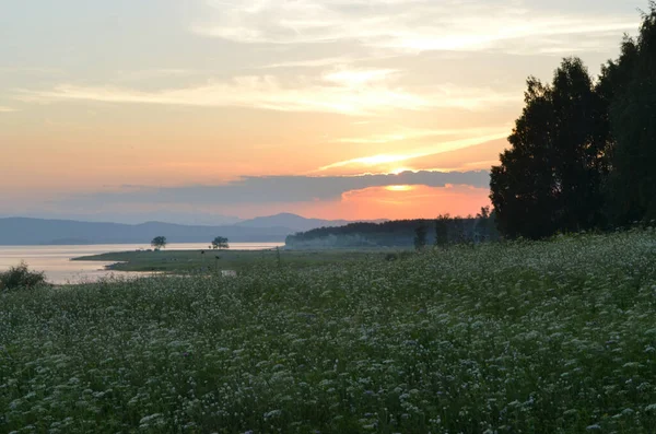 Tramonto Sul Lago Radura Fiorita — Foto Stock