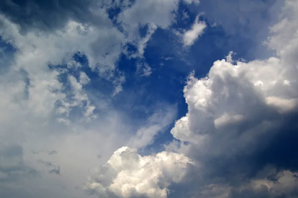 Mavi gökyüzünde kabarık bulutlar ve bulutlar
