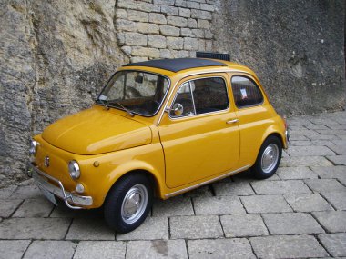 Eski sarı küçük retro araba