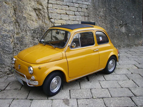 Eski sarı küçük retro araba
