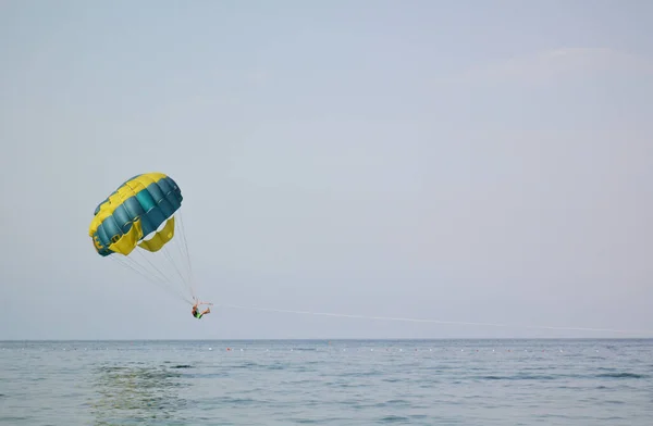 Gökyüzünde paraşüt. Aşırı eğlence.