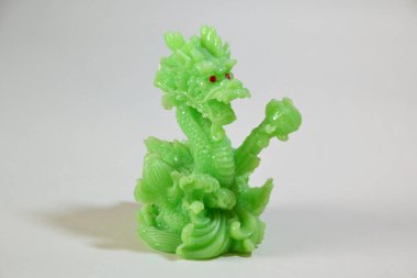 Yeşil Çin ejderhası heykelciği. Yakın plan.