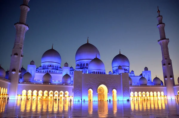 Abu Dabi en güzel caminin minaresi.